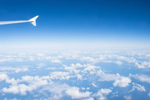Ουρανό και τα σύννεφα φαίνεται από αεροπλάνο παράθυρο. Ατμόσφαιρα, στρατόσφαιρα, αέρα. Cloudscape, καιρικές συνθήκες, τη φύση. Περιπλάνησης, περιπέτεια, ανακάλυψη. Διακοπές, ταξίδια, ταξίδι — Φωτογραφία Αρχείου