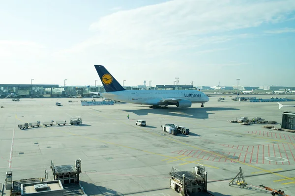 Fráncfort del Meno, Alemania - 11 de octubre de 2015: vacaciones, ansia de viajar, viaje. Lufthansa Airbus, jet airliner, avión o avión de pasajeros grandes en el aeropuerto. Viajando por aire. Aviación y transporte . — Foto de Stock