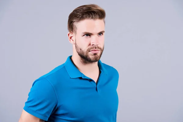 Hombre barbudo en camiseta azul con el pelo elegante — Foto de Stock