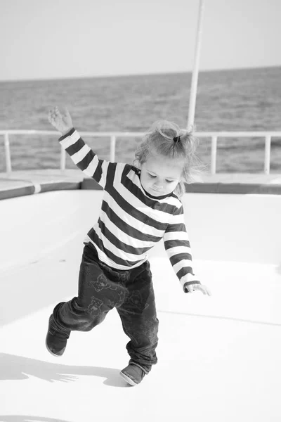 Küçük mutlu bebek çocuk deniz gömlek yatta dans — Stok fotoğraf