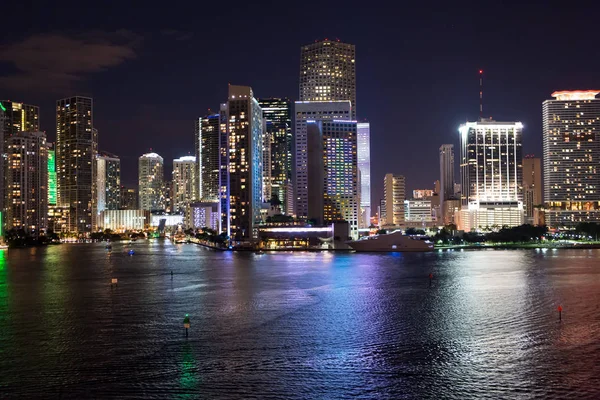 Miami, Flórida, EUA skyline em Biscayne Bay. Conceito de vida Luxuru. vista brilhante do centro de Miami — Fotografia de Stock