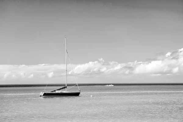 Yacht boot op exotische mooie marine beach van Antigua St. Johns — Stockfoto