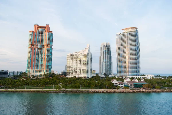 Miami şehir siluetinin muhteşem mimarisi ile bulutlu ve güneşli gün görünümü — Stok fotoğraf