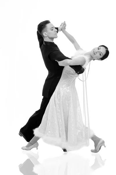 Danse de salon couple dans une pose de danse isolé sur blanc — Photo