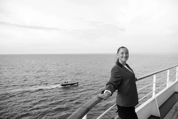 Geschäftsfrau oder glückliches süßes Mädchen auf dem Schiff — Stockfoto