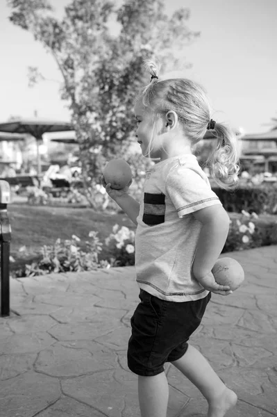 Junge spielt an sonnigem Sommertag im Park mit Orangen — Stockfoto