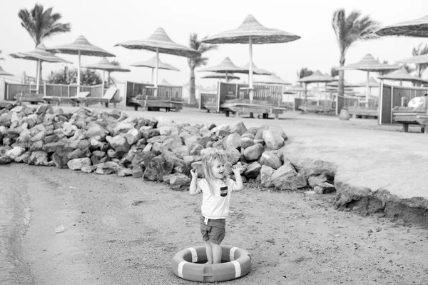 Маленький мальчик с счастливым лицом и спасательным поясом на пляже — стоковое фото