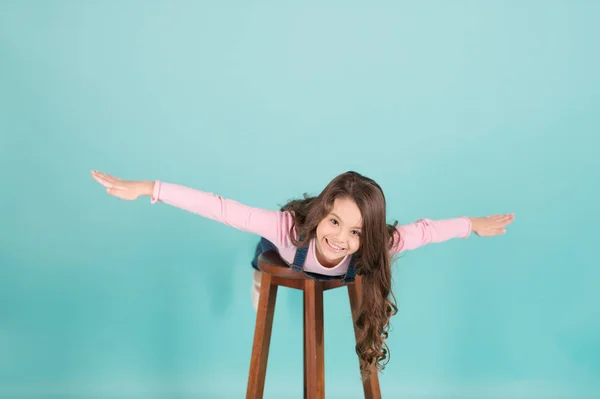 Glückliches Kind, das auf Stuhl fliegt, Fantasie — Stockfoto