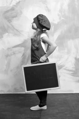 küçük mutlu kız Şef şapkalı, önlük ile yazı tahtası