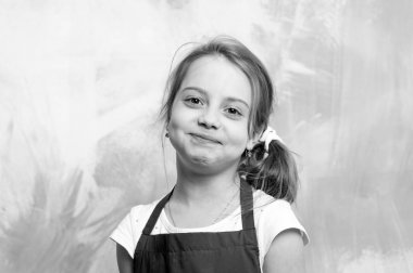 Renkli arka plan üzerinde küçük kız.