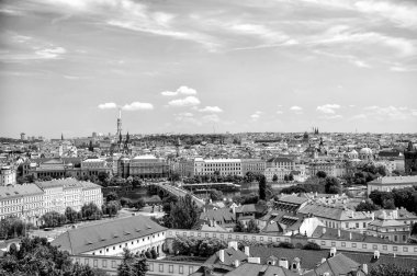 Mavi gökyüzü ile Prag Panorama