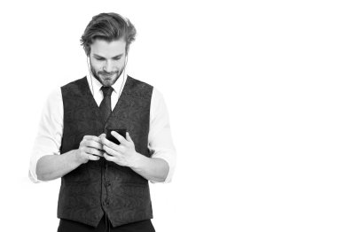 Adam beyaz arka plan üzerinde izole mp3 player ile.