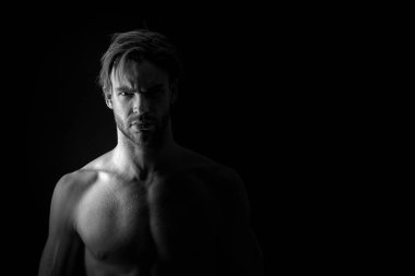 Kas, yarı çıplak, kopya alanı ile sağlıklı atletik genç adam