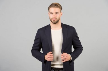 Erkek moda, stil ve elbise kodu. Adam resmi elbise, tshirt, moda. Sakallı yüz ve saç, saç kesimi ile iş adamı. İşletme, Girişimcilik ve kariyer kavramı
