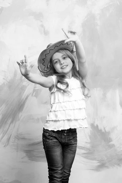 儿童或牛仔帽的小快乐微笑女孩 — 图库照片
