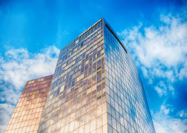 Edificios de oficinas con fachada de vidrio en la defensa, París, Francia —  Fotos de Stock