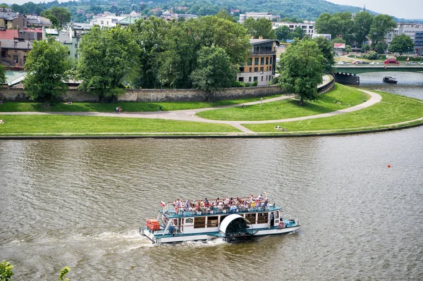Navire avec des personnes sur la rivière de la vistule à Cracovie, Pologne — Photo