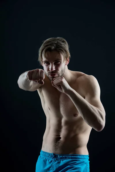 Γενειοφόρος άνδρας στην θέση της πυγμαχίας, τον αθλητισμό. Σέξι macho με fit γυμνό πάλη με γροθιά, γυμναστήριο. Αθλητής με έξι pack, νοκ-άουτ. Αθλητής κατάρτισης με ενέργεια και ισχύς. — Φωτογραφία Αρχείου