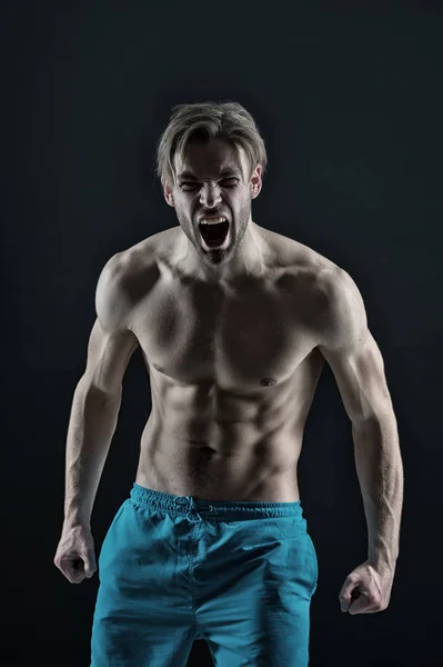 Θυμωμένος macho με fit γυμνό κορμό και στήθος, γυμναστήριο. Γενειοφόρος άνδρας φωνάζει με θυμό, υγεία. Τύπος αθλητής με έξι πακέτο μυών. Mens υγείας, ευεξίας, περιποίηση σώματος, παλιάς χρονολογίας — Φωτογραφία Αρχείου