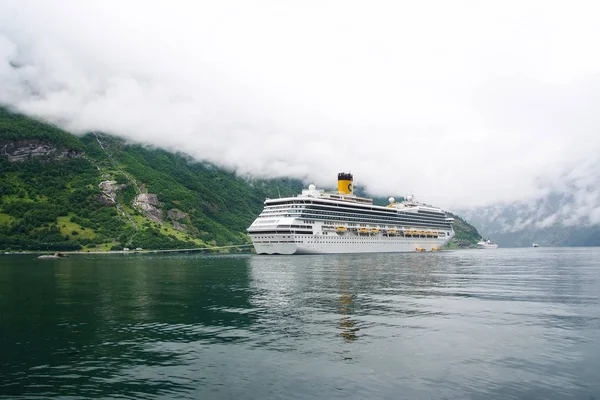 Geiranger, Norveç - 25 Ocak 2010: cruise gemi Norveç Fiyordu içinde. Yolcu gemisi limanda demirledi. Seyahat hedef, turizm. Macera, keşif, yolculuk. Tatil, gezi, Yolculuk tutkusu. — Stok fotoğraf