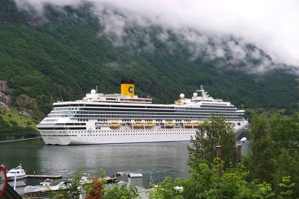 Geiranger, Norwegen - 25. Januar 2010: Kreuzfahrtschiff im norwegischen Fjord. Reiseziel, Tourismus. Abenteuer, Entdeckung, Reise. Passagierschiff legte im Hafen an. Urlaub, Reise, Fernweh. — Stockfoto