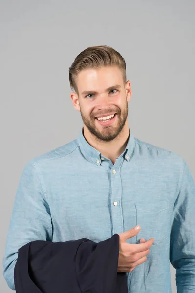 Un uomo sorride con la barba e i capelli biondi, capelli tagliati. Macho felice sorridente in camicia alla moda azzurra, moda. Mens moda, stile e tendenza. toelettatura e cura dei capelli nel salone di bellezza, barbiere. — Foto Stock