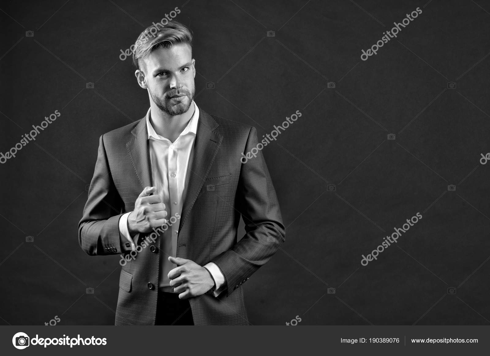 Geschäftsmann mit Bart und stylischem Haar. Mann in Anzughose und Hemd