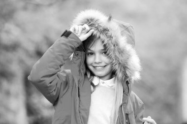 Kırmızı ceket ve kürk açık ile örtünün