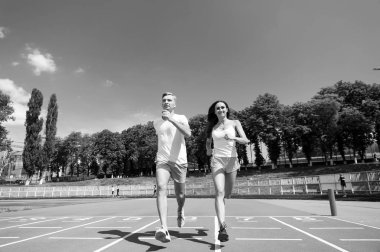 Arena yolda çalışan çift.