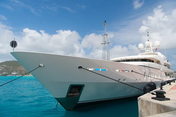 Yate amarrado en Phillipsburg, sint maarten. Nave en muelle de mar en cielo azul nublado. Viajes de lujo en yate, ansia de viajar. Vacaciones de verano en el Caribe. Transporte de agua y buque — Foto de Stock