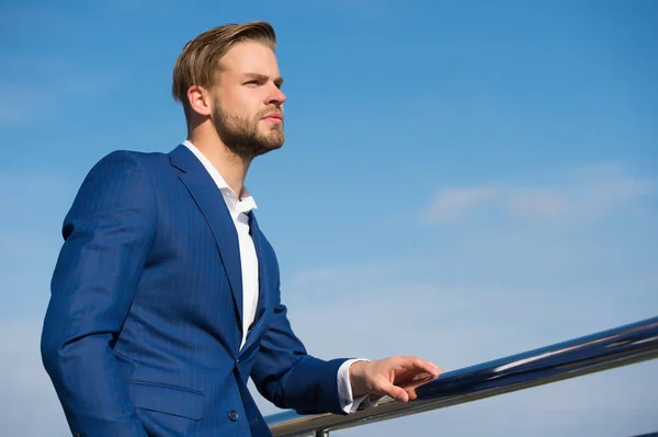 Manager på blå himmel. Skäggig man i kostym utomhus. Affärsman solig dag. Business mode, stil och klädsel. Karriär, framgång och framtida koncept, kopia utrymme — Stockfoto