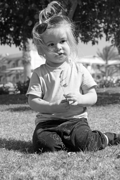 푸른 잔디에 귀여운 얼굴을 가진 작은 아기 — 스톡 사진