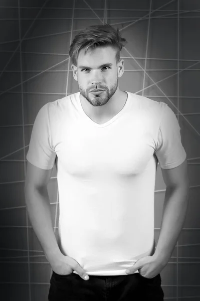 Hombre barbudo guapo en camiseta blanca en blanco con pelo elegante, blanco y negro — Foto de Stock