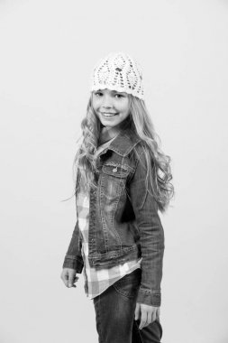 Kot elbiseli kız, şapka, turuncu arka planda ekose gömlek.