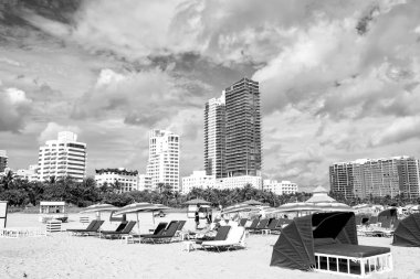 Yeşil şemsiye altında sandalyelere insanlarla rahatlatıcı Sandy beach