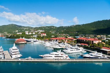 St.Thomas, İngiliz virgin Island - 13 Ocak 2016: liman ve güneşli mavi gökyüzü için şehir. Dağ manzarası üzerinde deniz iskelede Yatlar demirli. Lüks seyahat tekne, su taşıma. Tatil Adası