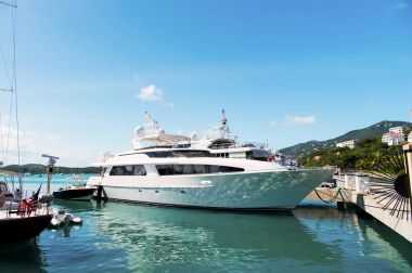 Yat st.thomas, İngiliz virgin Island palamarla. Güneşli mavi gökyüzü iskelede deniz gemi. Lüks seyahat yatta, Yolculuk tutkusu. Adada tatil yaz. Su ulaştırma araçları ve gemi