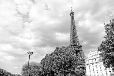 Eyfel Kulesi Paris, Fransa'da gün batımında. Romantik seyahat backgro