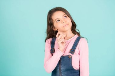 Moda model poz rüya gibi bak, punchy pastel eğilim ile