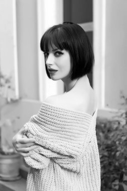 Şık kısa esmer saçlı ve kırmızı dudaklı bir kadın.