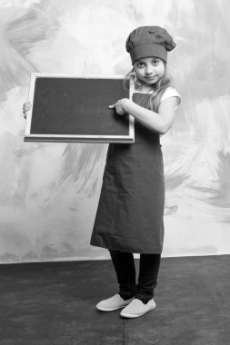 Şef çocuk, mutlu kız cook kırmızı Şef şapkalı önlük