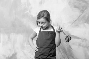 Renkli arka plan üzerinde küçük kız.