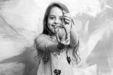 küçük kız ya da Sevgililer günü aşk kalp çocukla