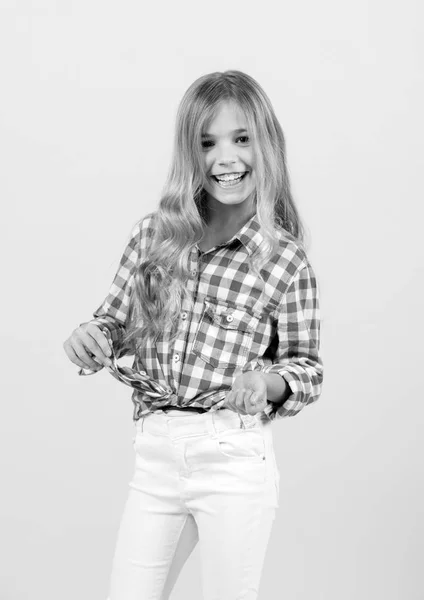 Kız gülümseme mavi ekose gömlek ve beyaz pantolon — Stok fotoğraf