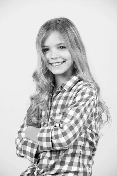 Niño con el pelo largo rubio en azul camisa a cuadros sonrisa —  Fotos de Stock