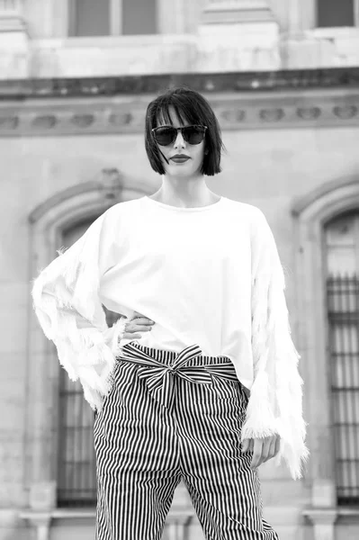 Mujer con labios rojos en gafas de sol, ropa de moda — Foto de Stock