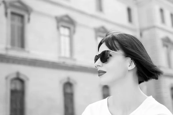 Chica con labios rojos en gafas de sol posan en la calle de la ciudad — Foto de Stock