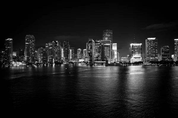 Panorama dello skyline della città sul cielo notturno a Miami, Stati Uniti — Foto Stock