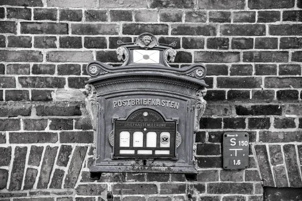 Почтовый ящик из синего окрашенного металла на стене красного кирпича — стоковое фото