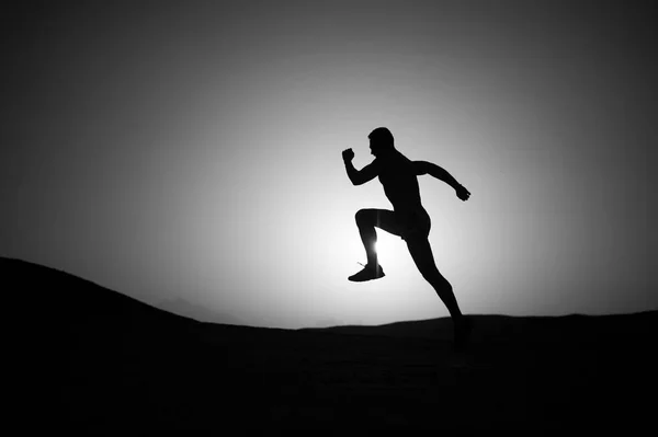 Correndo homem na montanha natureza paisagem no céu fundo — Fotografia de Stock